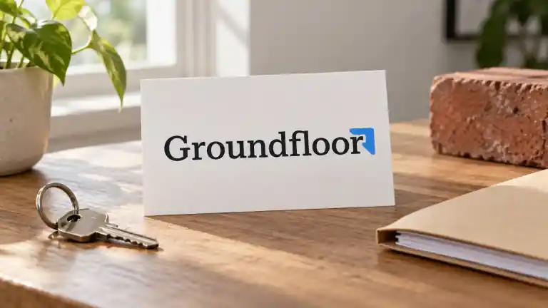 家の鍵、フォルダー、レンガのそばに置かれたGroundfloorロゴのカード