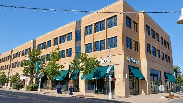 緑色のひさしがあるFidelity Investments店舗のリミックス画像
